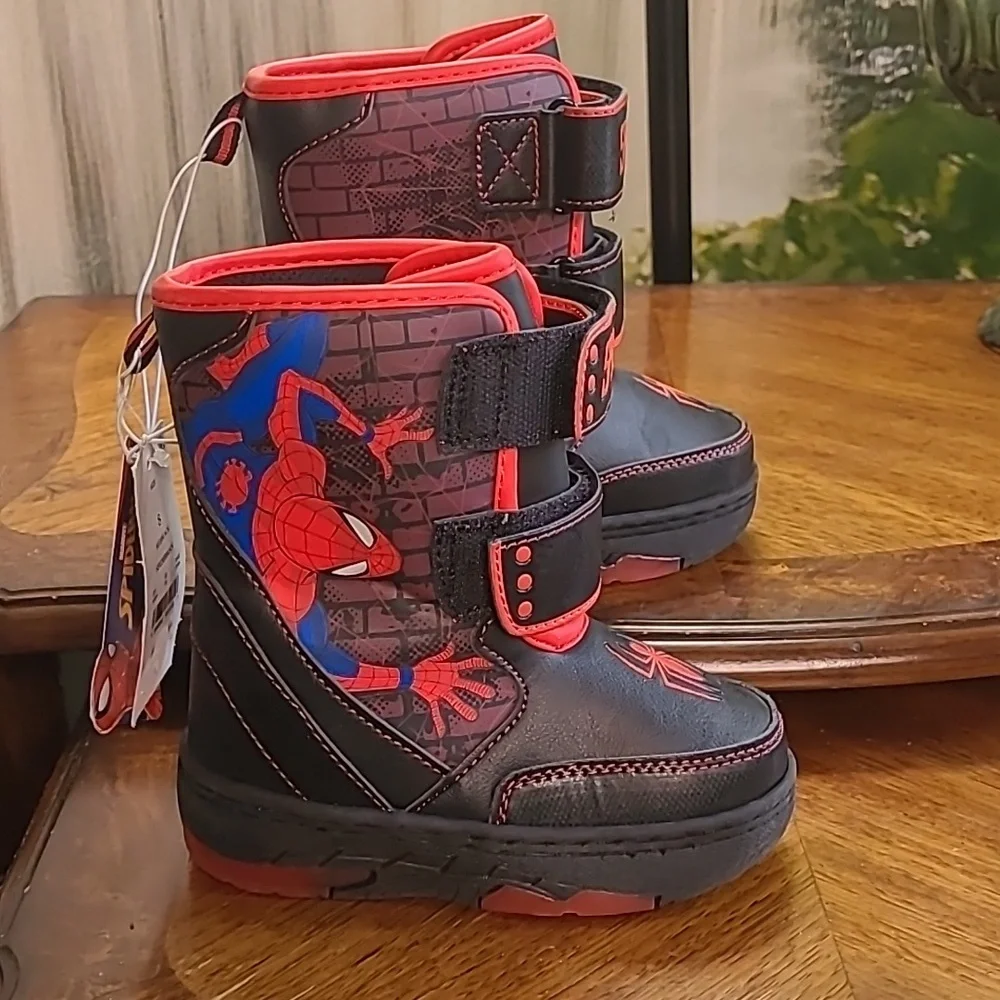 NWT! Marvel Spiderman Boys 8 Light up winter sporty snow boots black & red